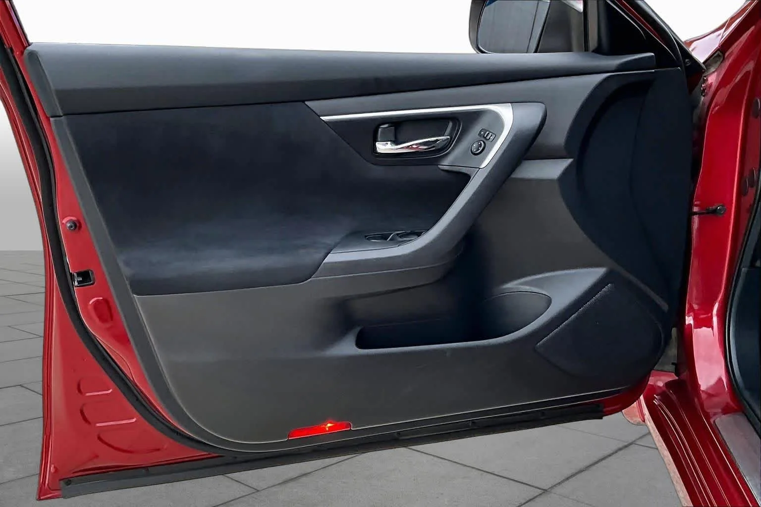 Used 2015 Cayenne Red Nissan 2.5 SV image 22