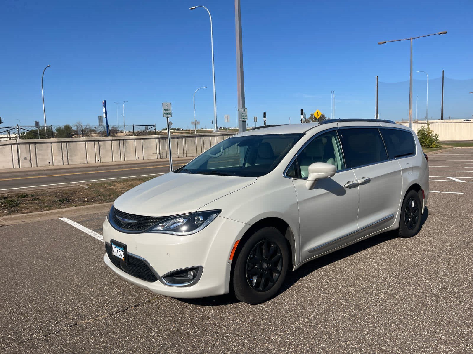 Used 2020 Luxury White Pearlcoat Chrysler Touring L image 3