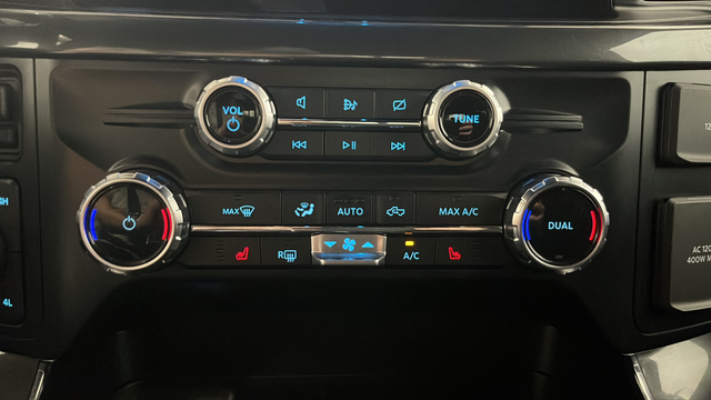 Used 2023 Agate Black Metallic Ford XLT image 18