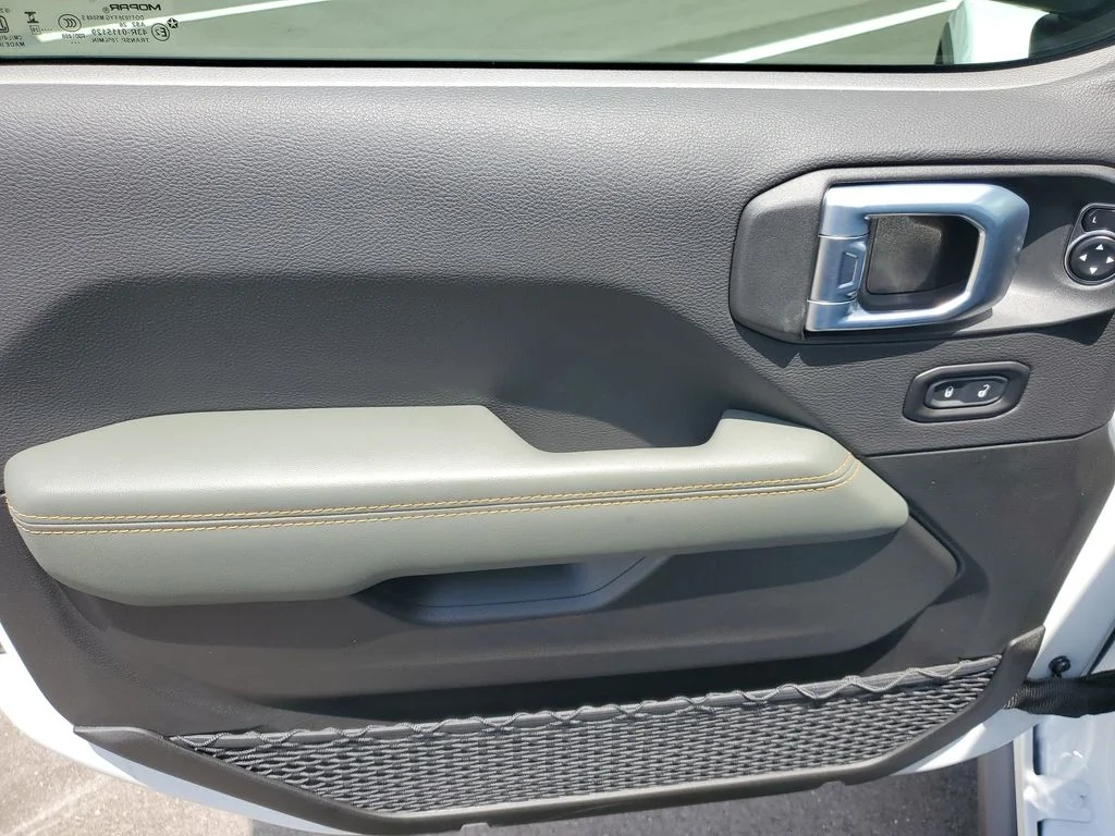 New 2026 White/off-white Jeep Mojave image 11