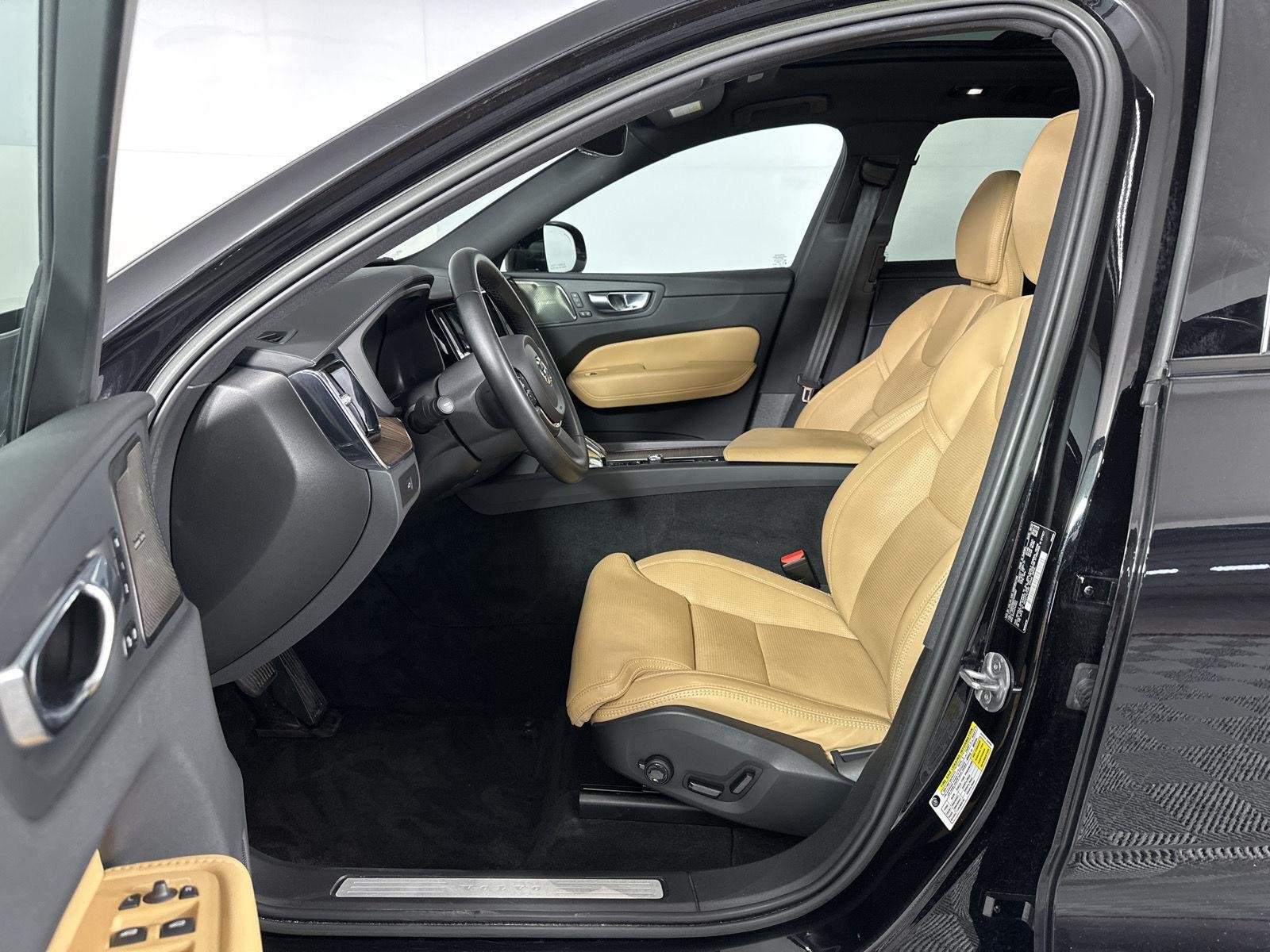 Used 2023 Onyx Black Metallic Volvo Ultimate Dark Theme image 7