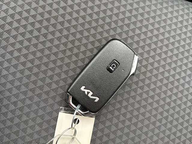 Used 2025 White Kia S image 25