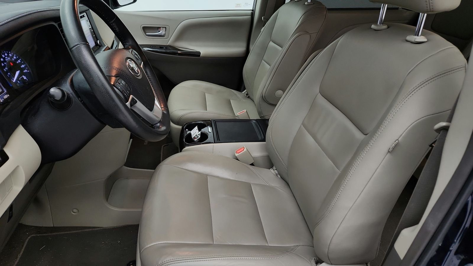 Used 2019 Beige Toyota XLE Premium image 26