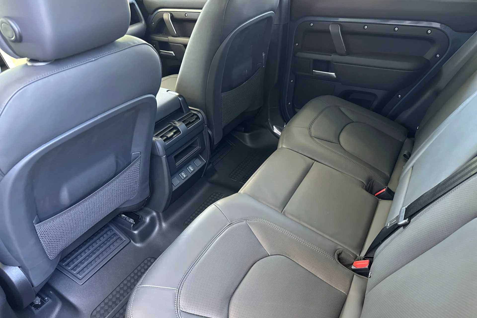 New 2026 Tasman Blue Land Rover X-Dynamic SE image 4