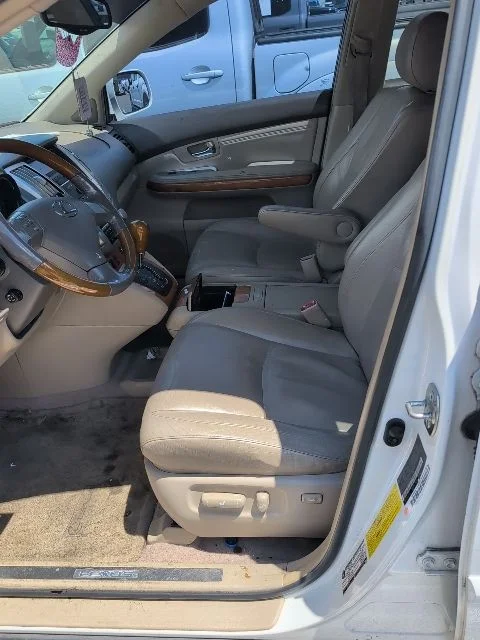 Used 2005  Lexus 330 image 9