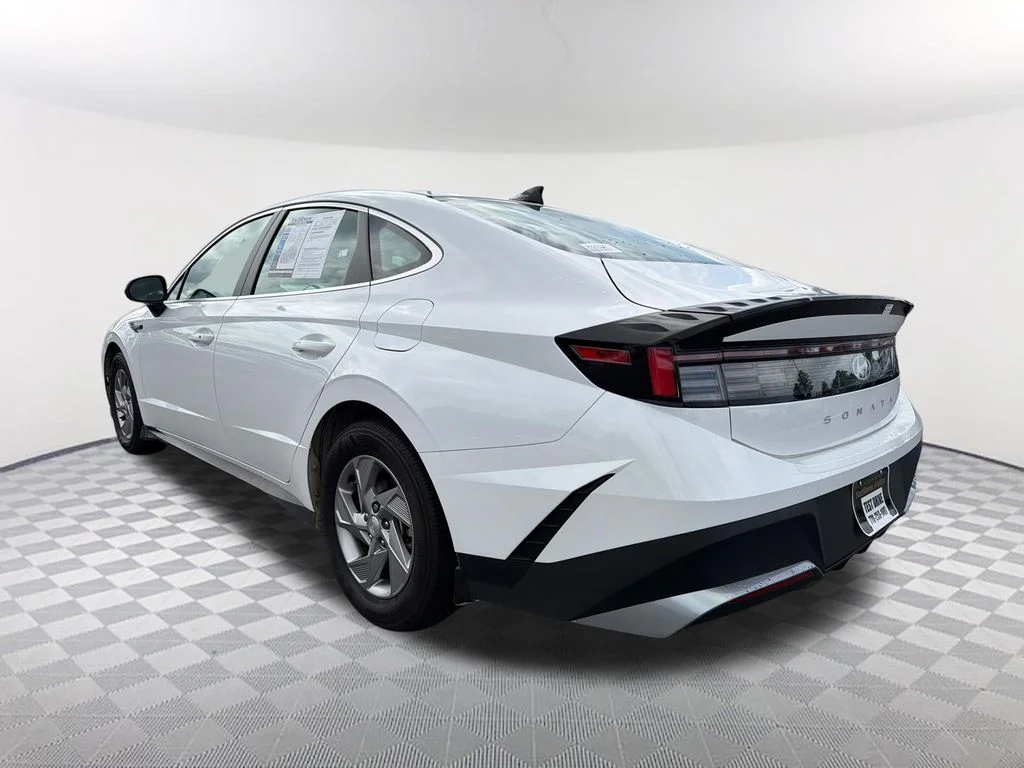 Used 2025 White Hyundai SE image 7