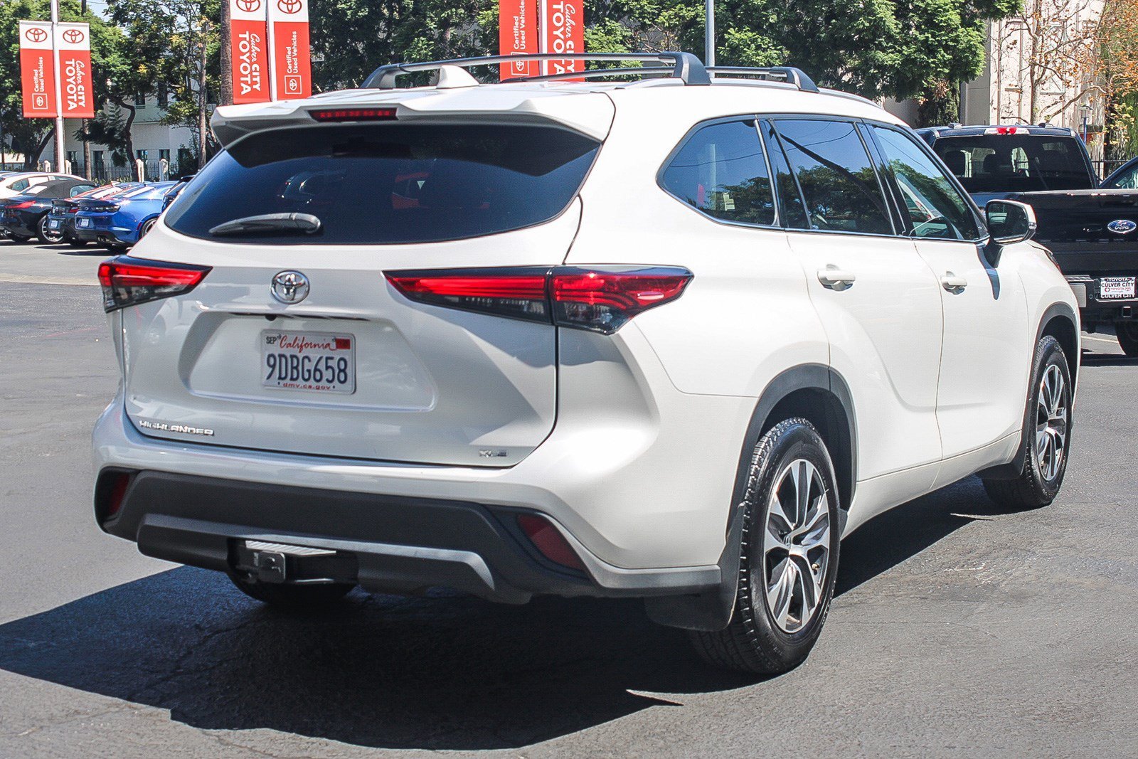 Used 2022 Wind Chill Pearl Toyota XLE image 8