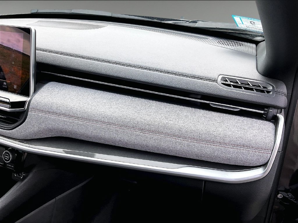 Used 2023 Granite Crystal Metallic Clearcoat Jeep Latitude Lux image 13