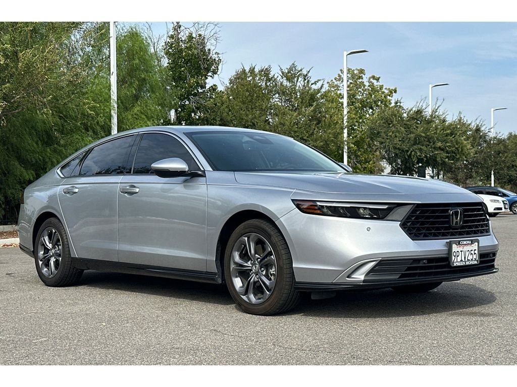 Used 2024 Solar Silver Metallic Honda EX-L image 8