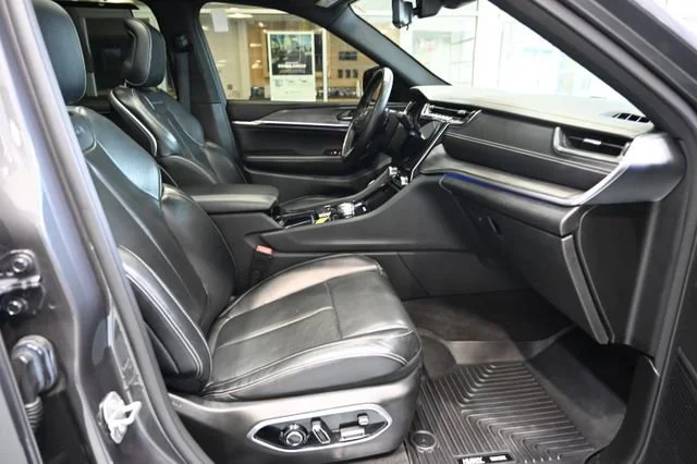 Used 2021  Jeep Overland image 10