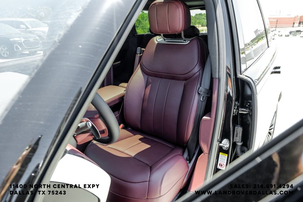 New 2026 Santorini Black Metallic Land Rover SE image 40
