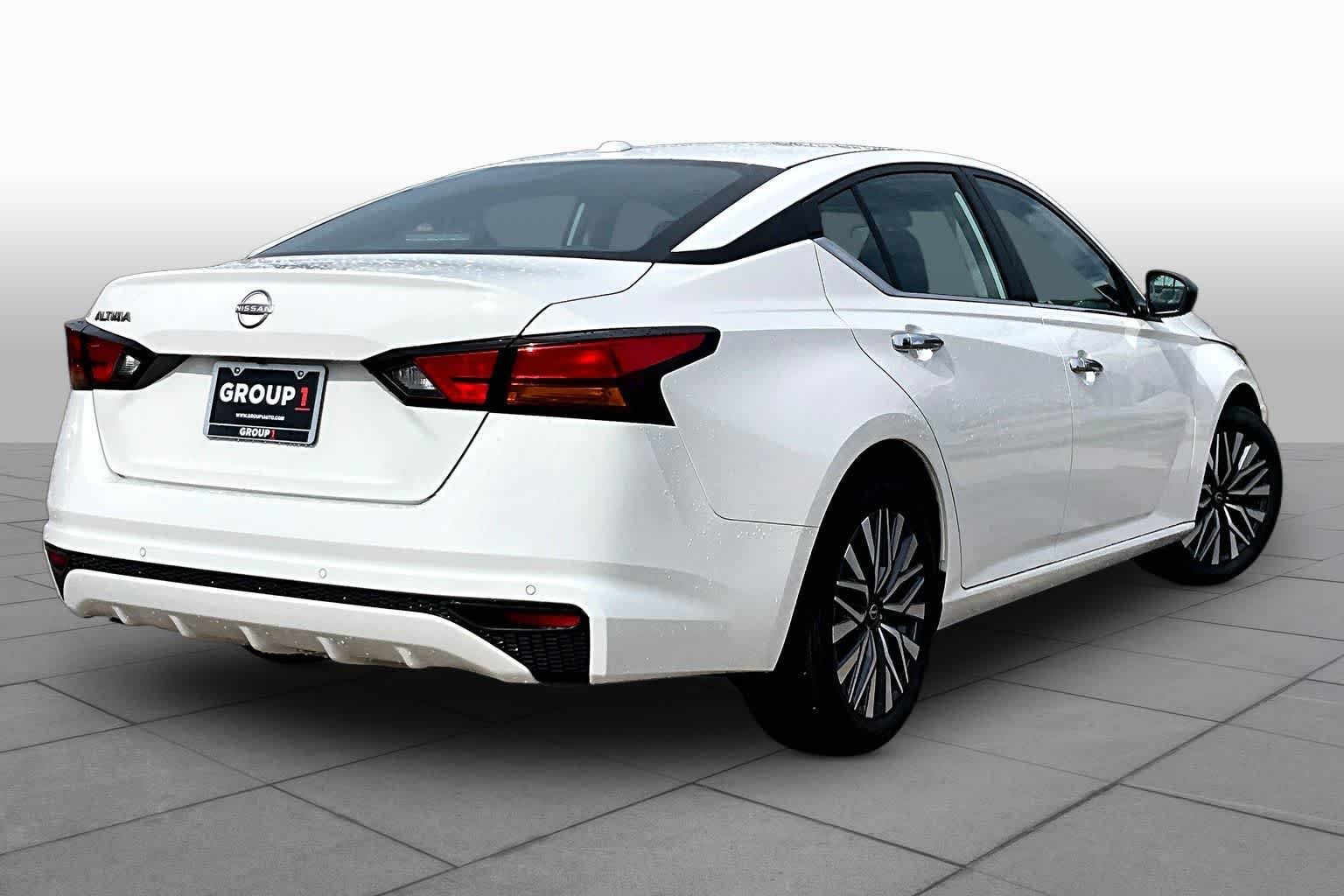 Used 2025 Glacier White Nissan SV image 12