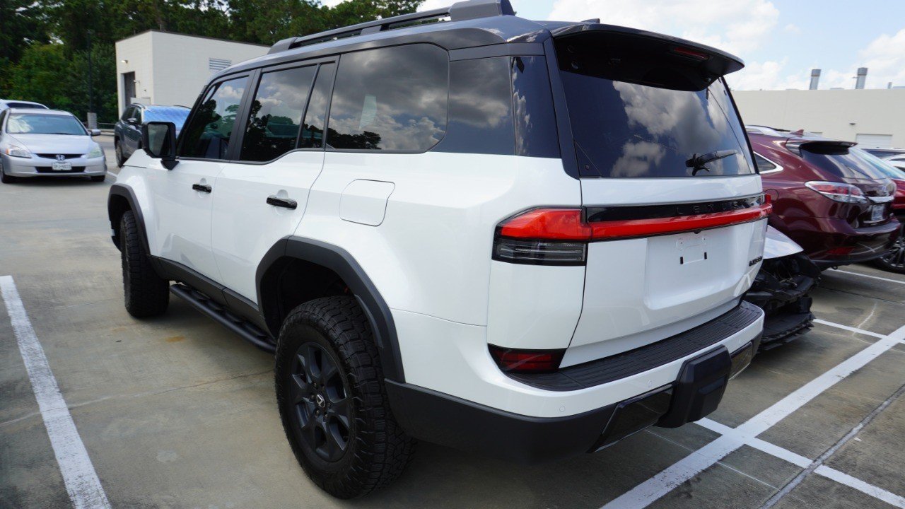 Used 2025 White Lexus GX 550 Overtrail image 7