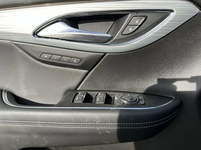 New 2026 Iridescent White Tricoat Buick Avenir image 24