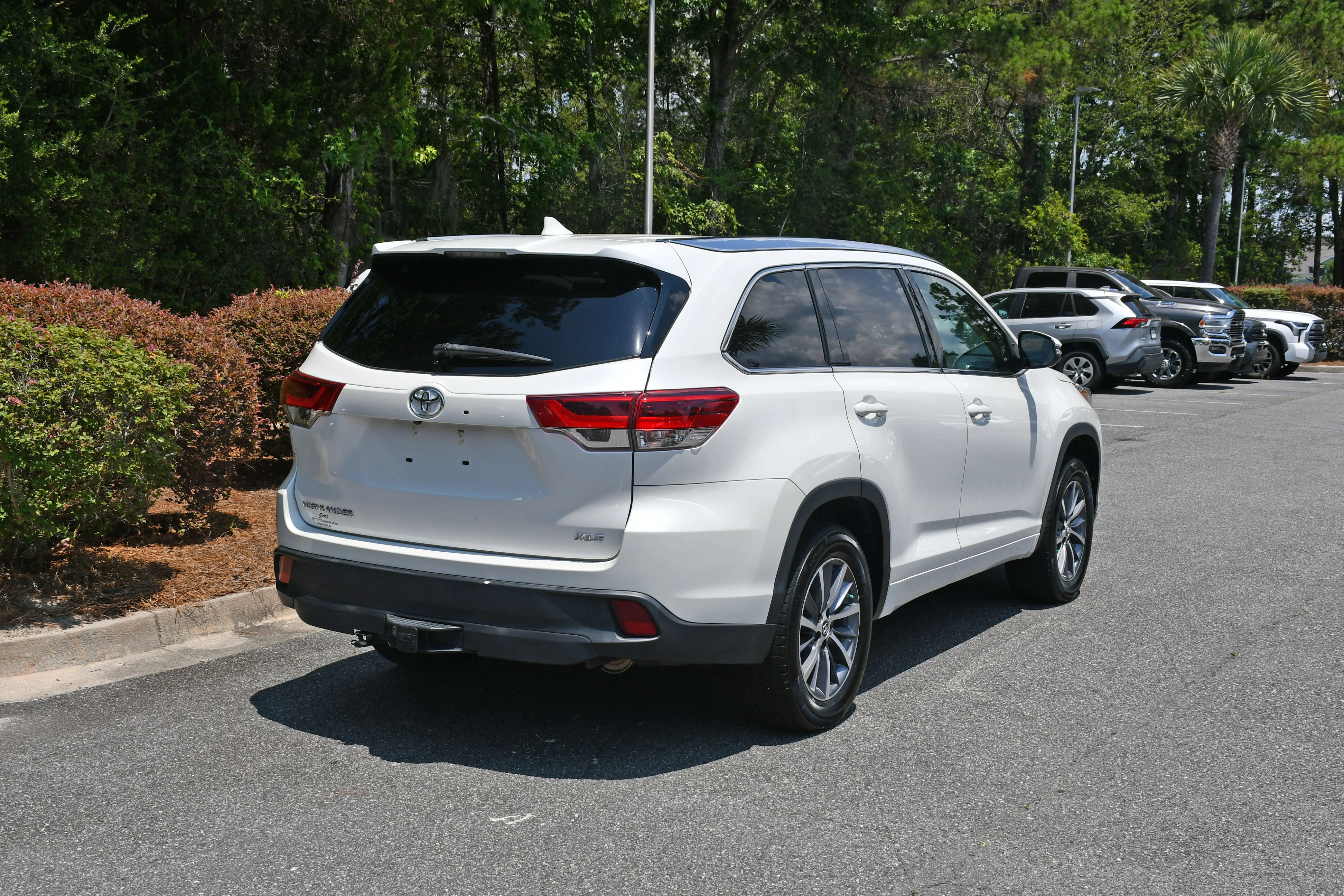 Used 2018 White Toyota XLE image 4