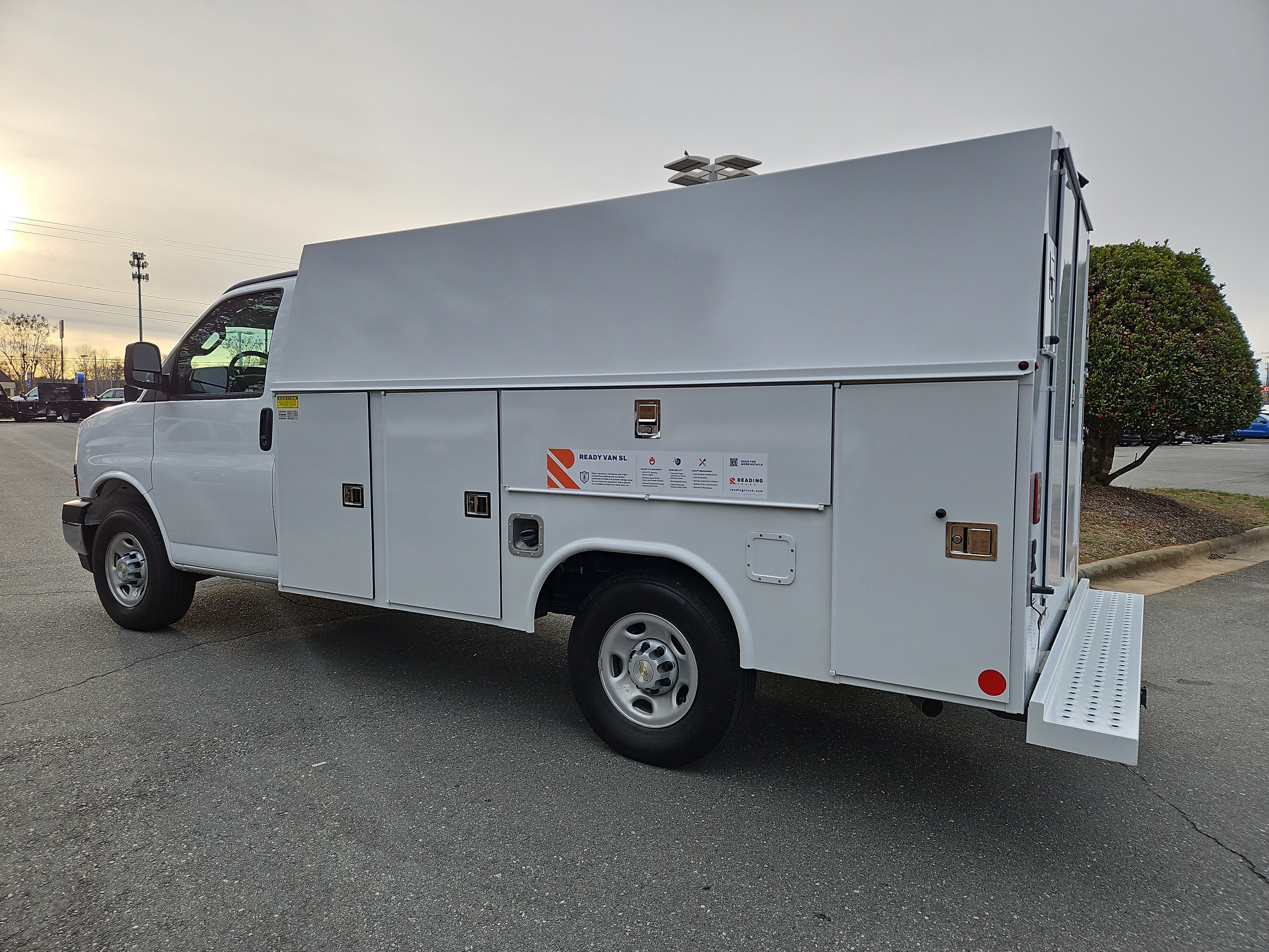 New 2026 Summit White Chevrolet 1WT image 3