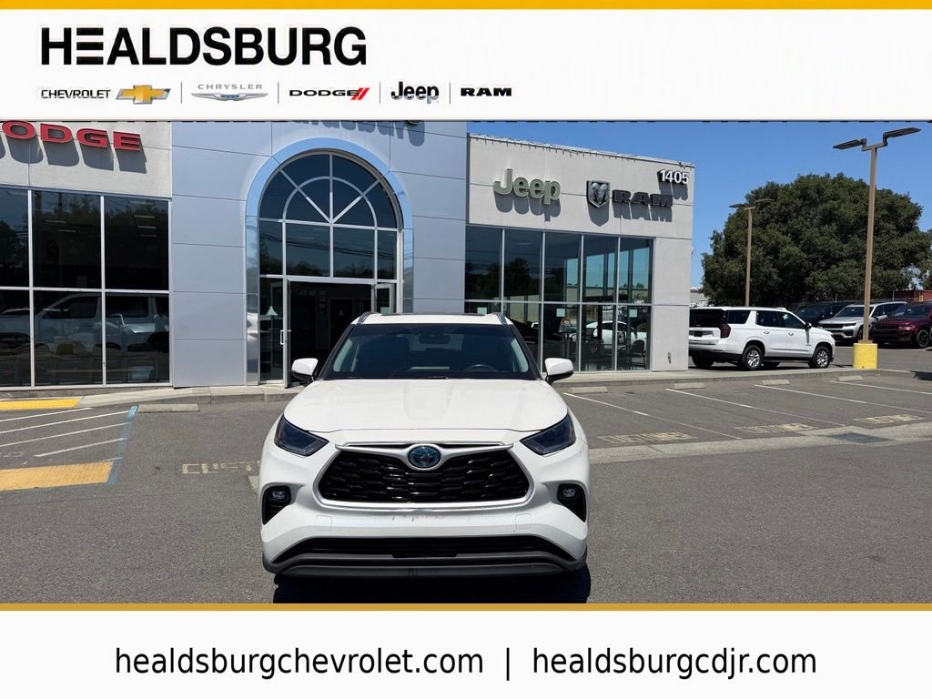 Used 2021 White Toyota XLE image 9