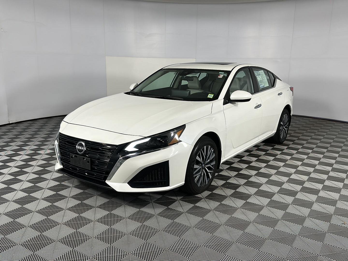Certified Used 2024 Pearl White Tricoat Nissan 2.5 SV image 4