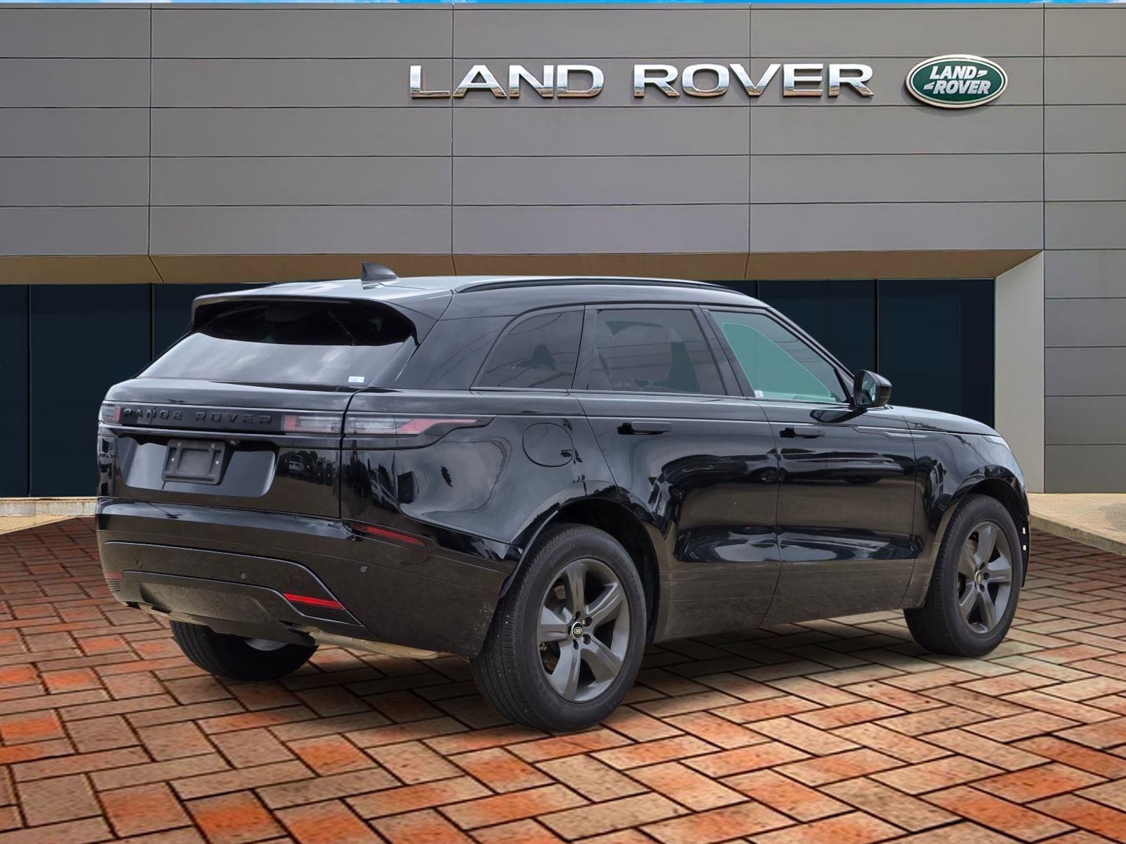 Used 2025 Santorini Black Metallic Land Rover Dynamic SE image 4