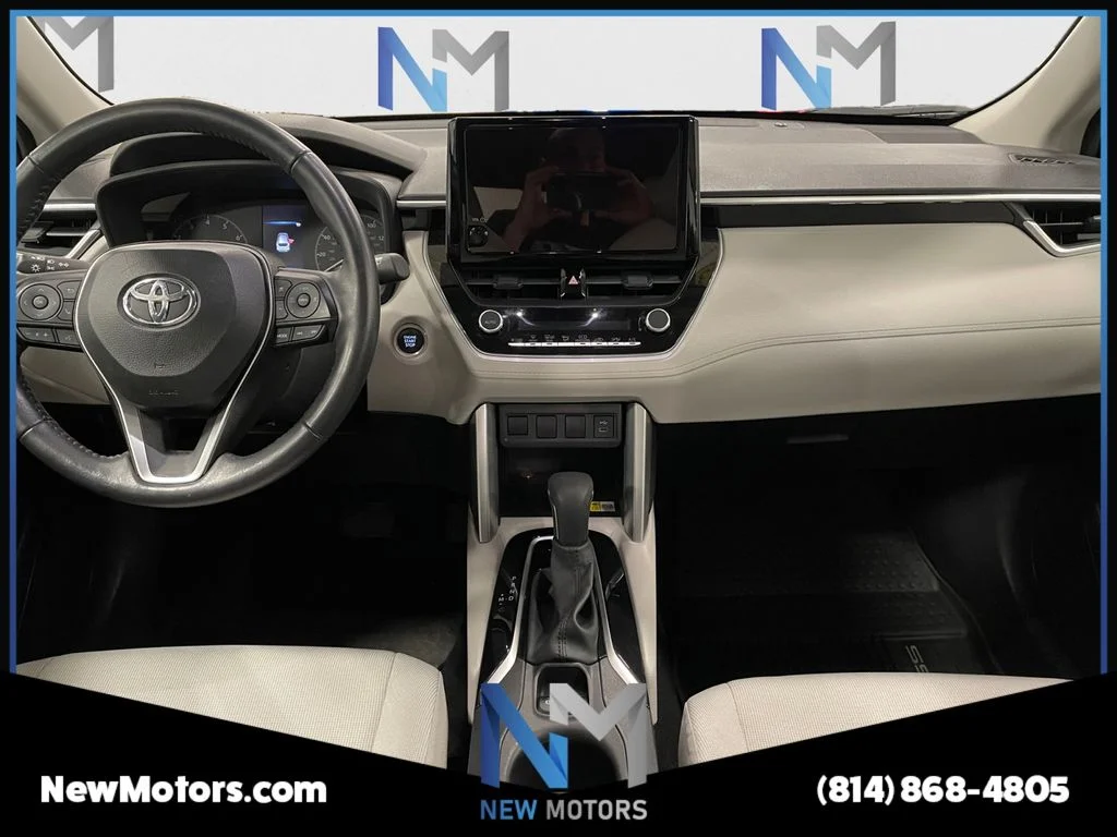 Used 2023 Pearl Toyota LE image 10