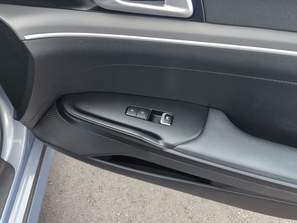 Used 2022 Silver Kia LXS image 33