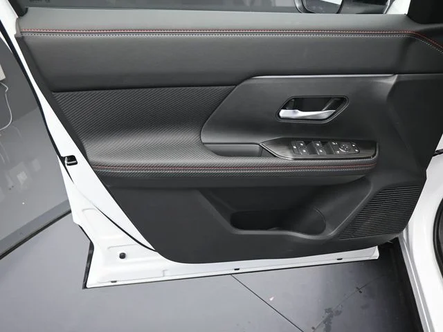 New 2026 Aspen White TriCoat / Super Black Two-tone Nissan SR image 9