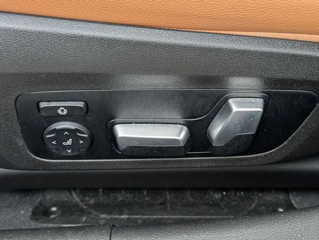 Used 2020 Black BMW 330i xDrive image 13