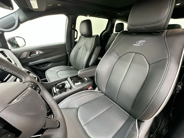 New 2027 Diamond Black Crystal Pearl-Coat Exterior Paint Chrysler Limited image 14