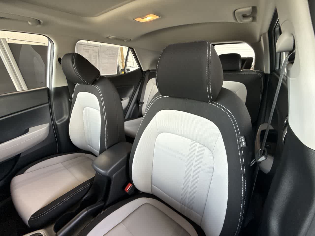 2025 Hyundai Venue SEL - Photo 14