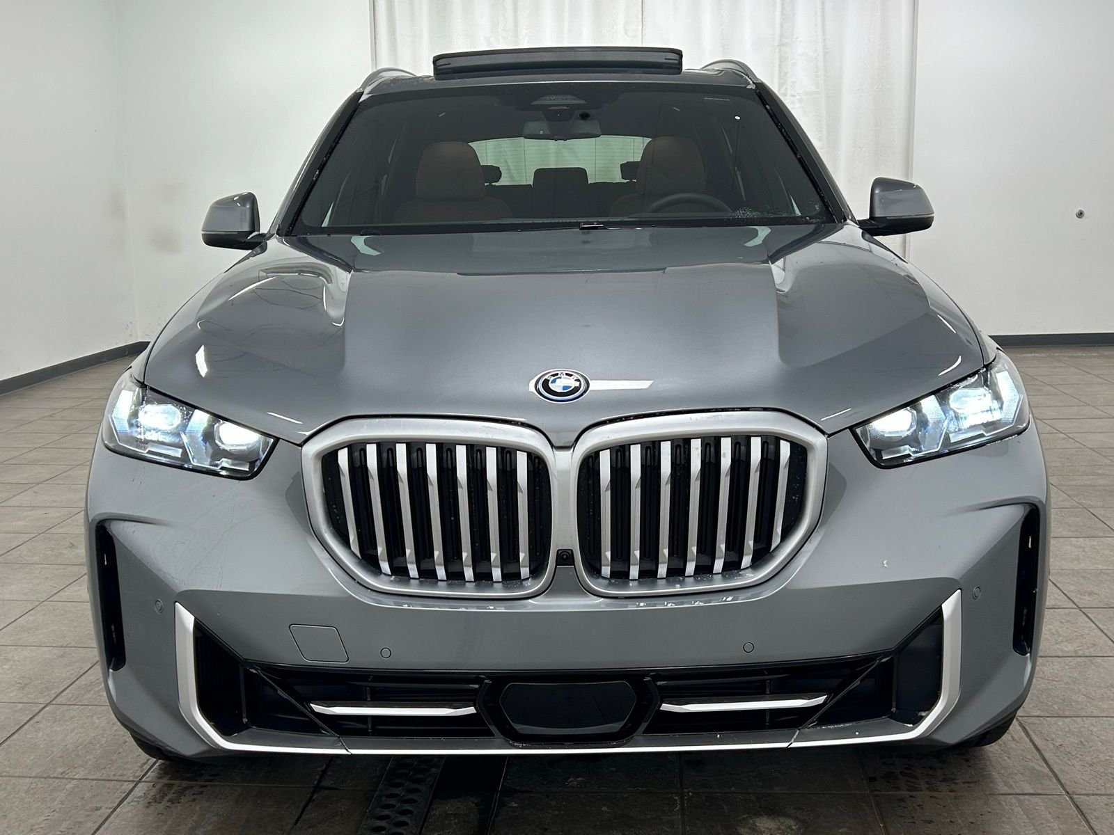 New 2026 Skyscraper Grey Metallic BMW xDrive50e image 7