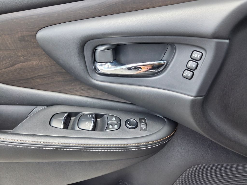 Used 2022 Black Nissan Platinum image 23