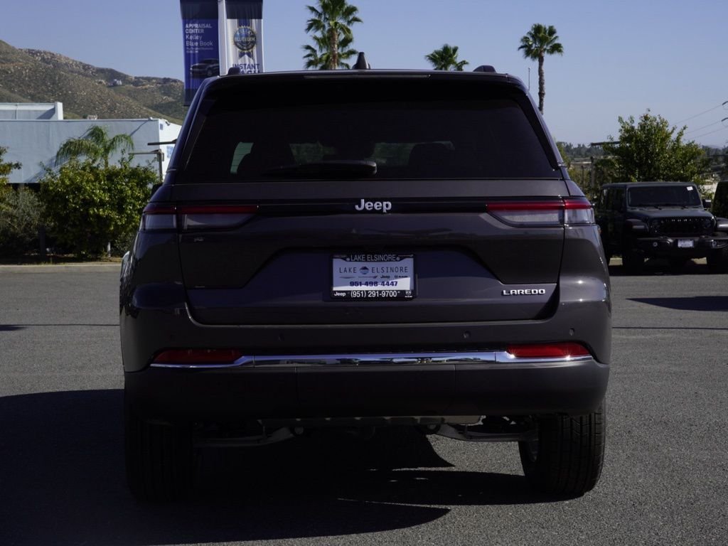 New 2026 Baltic Gray Metallic Clear-Coat Exterior Paint Jeep Laredo X image 4