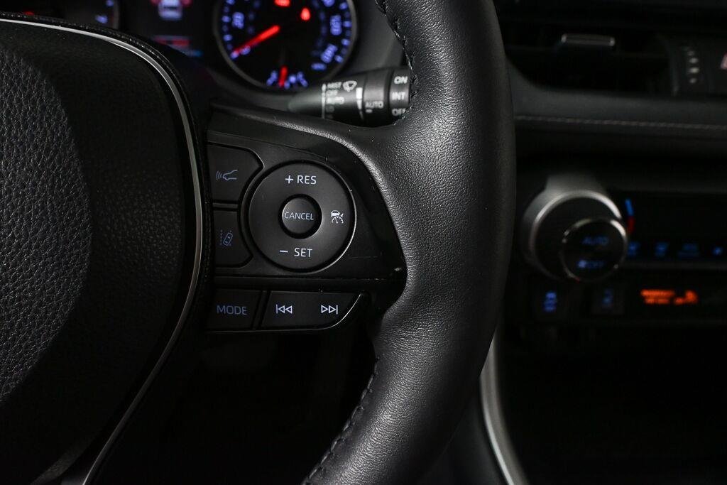 Used 2020 Ruby Flare Pearl TOYOTA XLE Premium image 12