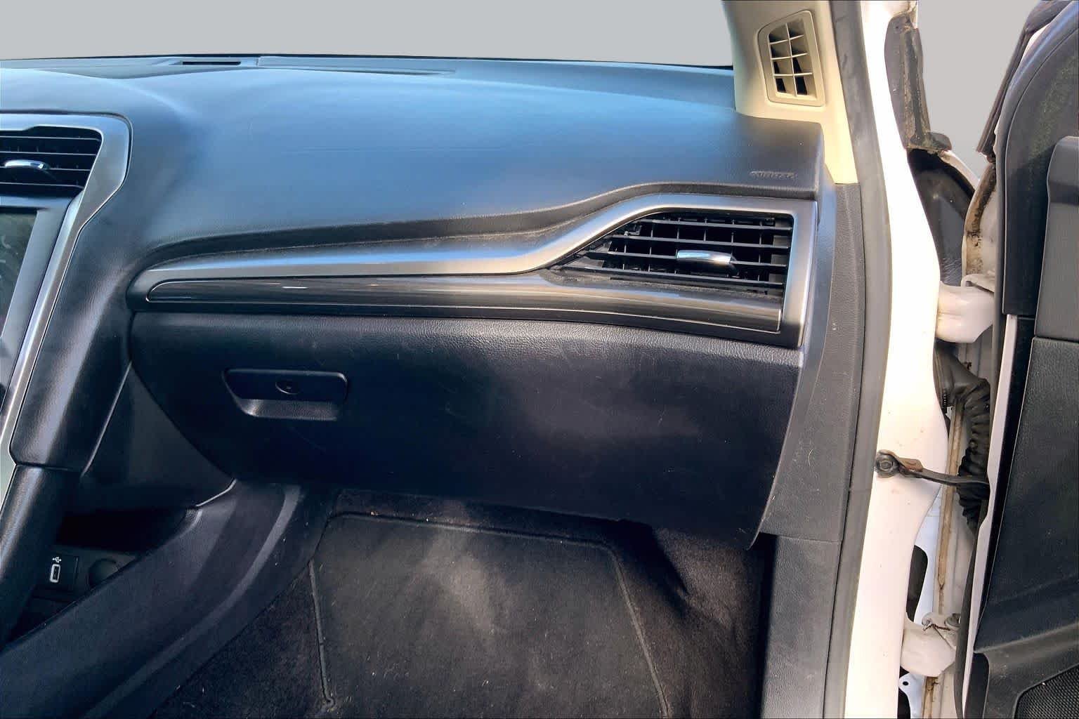 Used 2017 White Platinum Metallic Tri-Coat Ford SE image 19