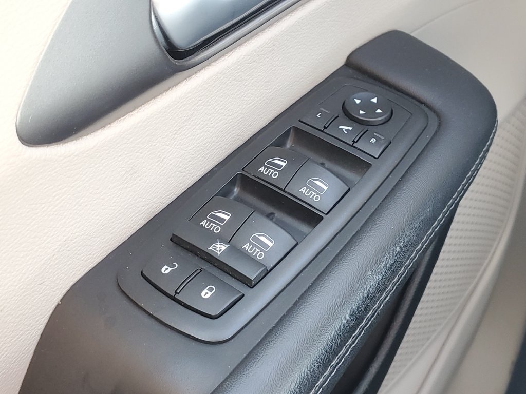 Used 2018 Billet Silver Metallic Chrysler Limited image 19