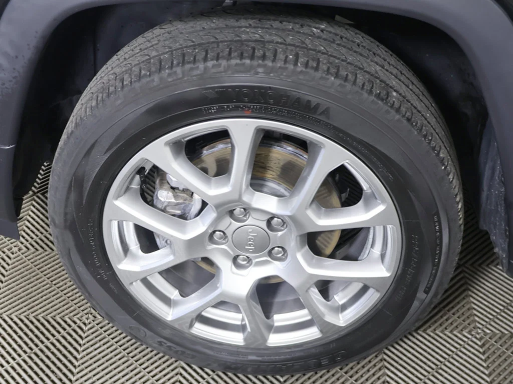 Used 2022 Black Jeep Latitude Lux image 16