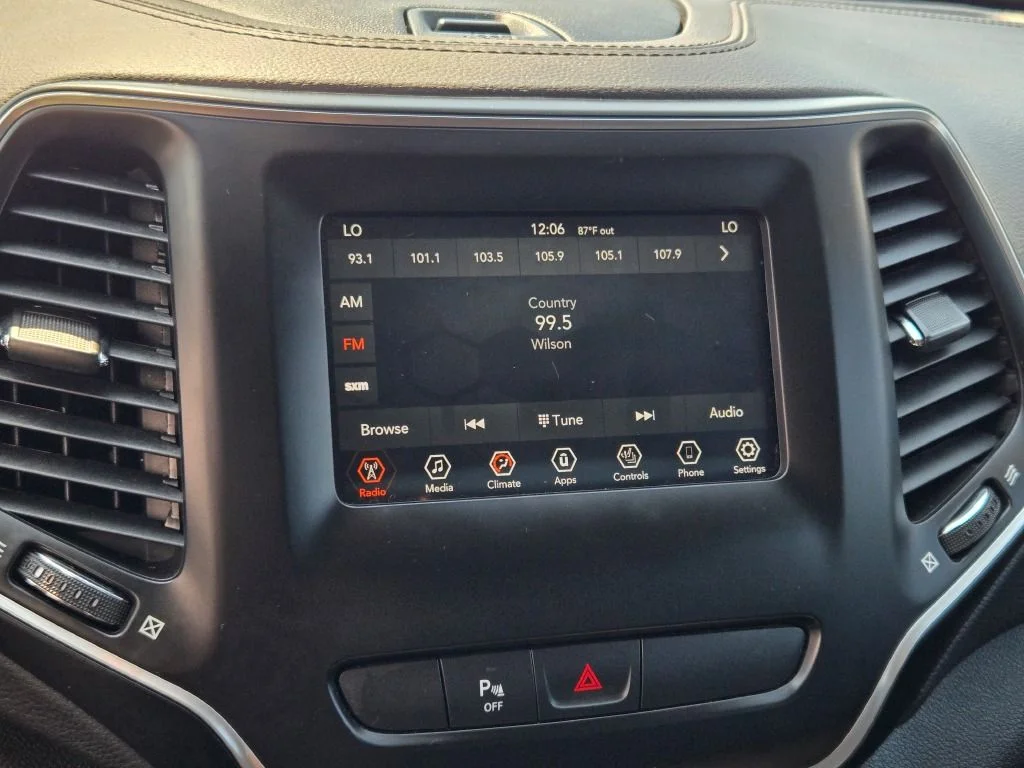 Used 2019 Gray Jeep Latitude Plus image 25