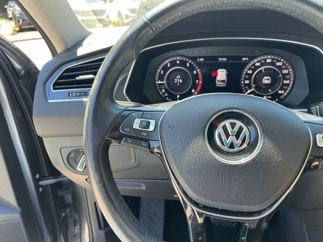 Used 2018 Gray Volkswagen 2.0T SEL Premium image 22