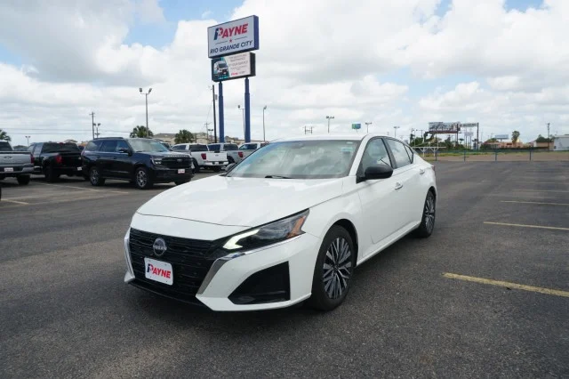Used 2025 WHITE Nissan SV image 1
