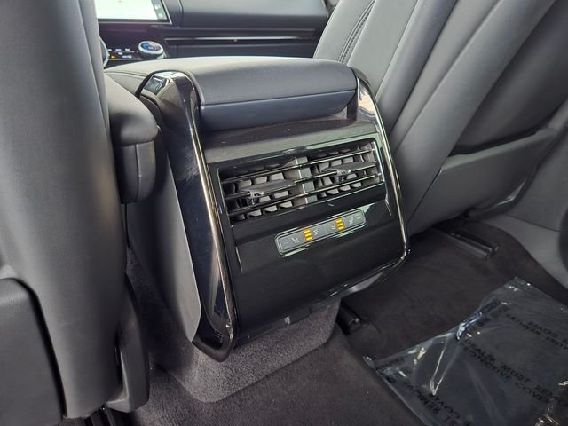 Used 2023 White Land Rover SE Dynamic image 13