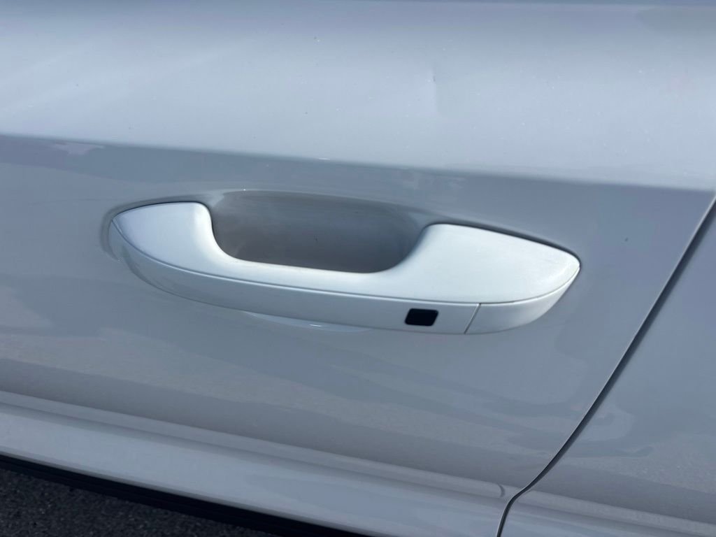 Used 2023 White Kia X-Line EX image 24