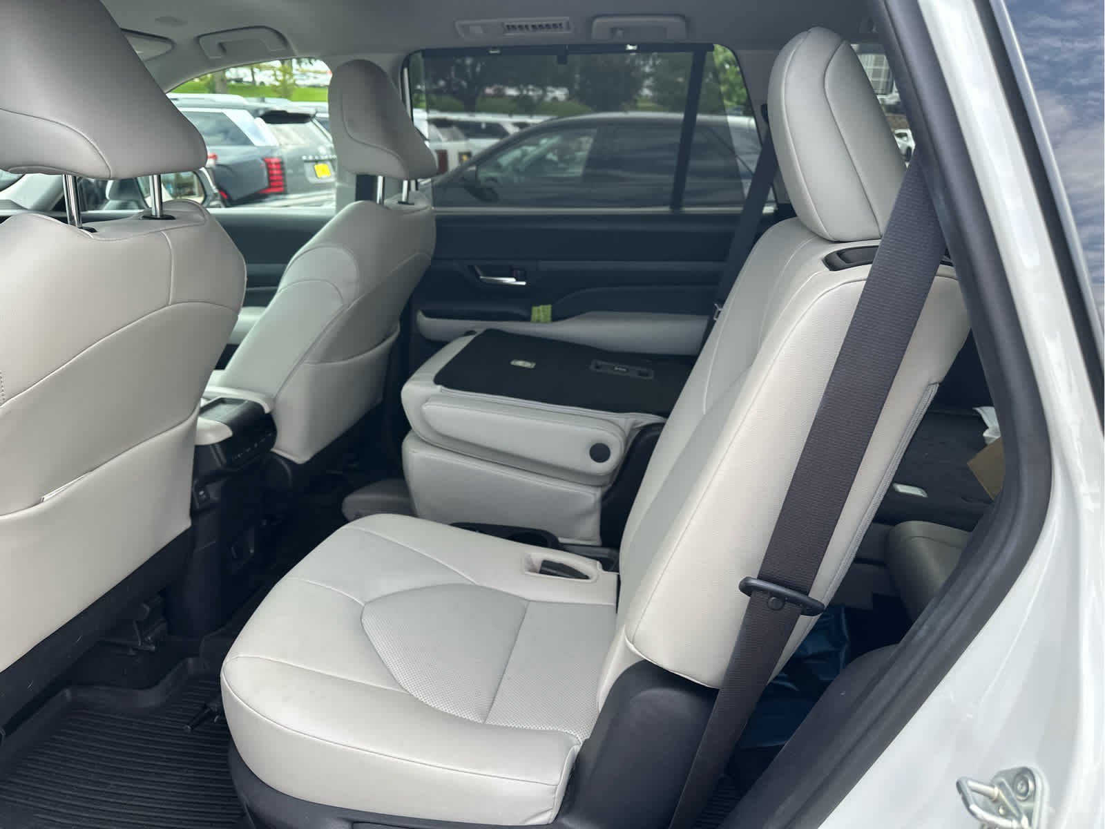Used 2024 Wind Chill Pearl Toyota Hybrid XLE image 9