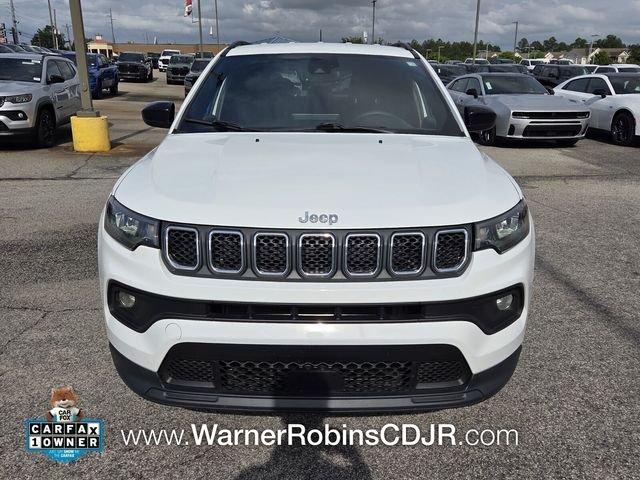Used 2023 White Jeep Latitude image 2