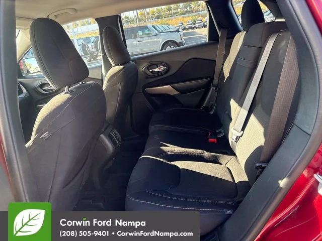 Used 2017 Red Jeep Latitude image 10