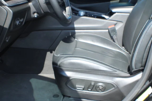 Used 2022 Diamond Black Crystal Pearlcoat Jeep Overland image 14