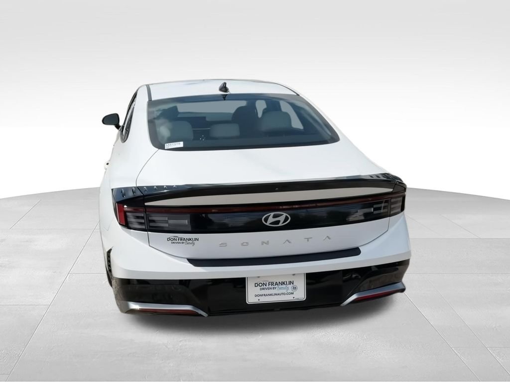 Used 2025 White Hyundai SEL image 7