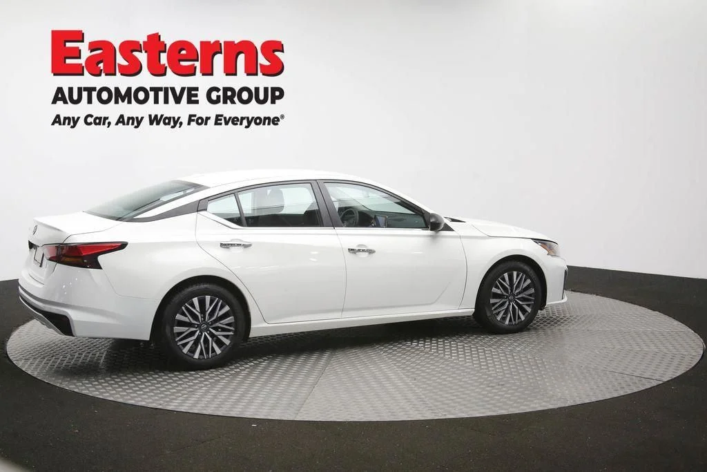 Used 2025 White Nissan 2.5 SV image 46