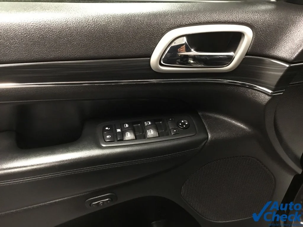 Used 2020 Gray Jeep Limited image 22