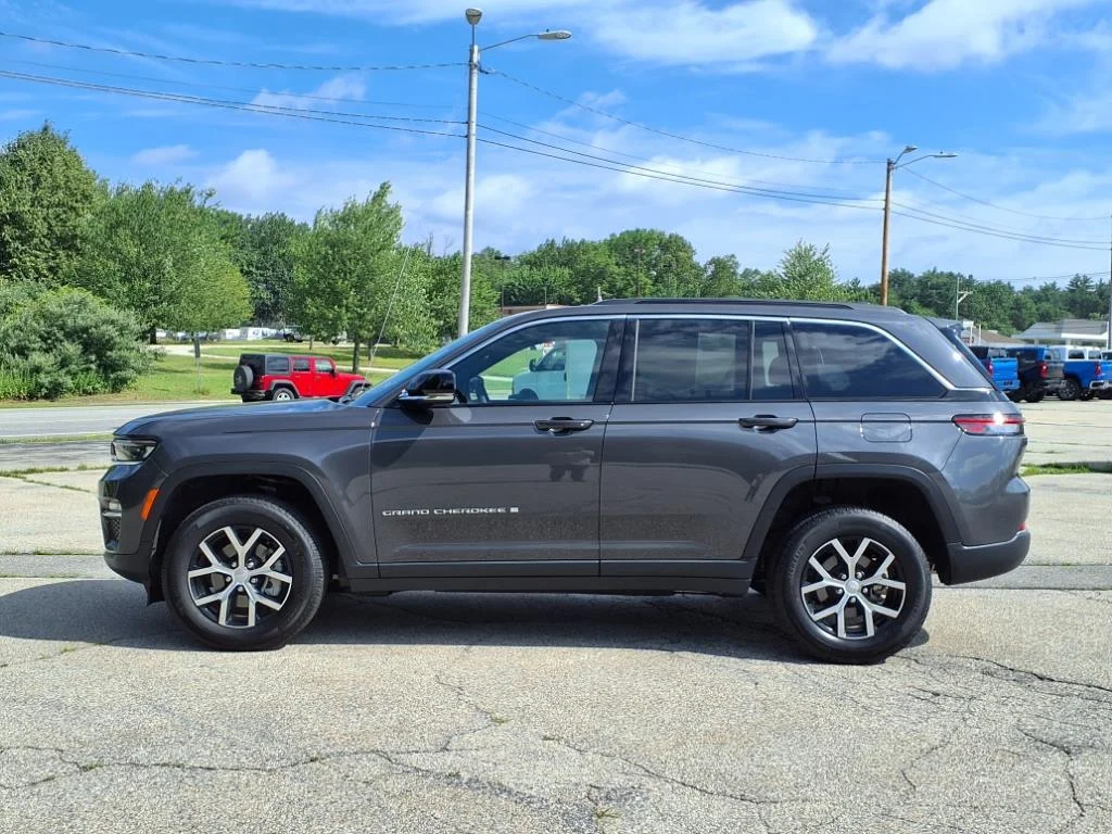 Used 2024 Gray Jeep Limited 4x4 image 8