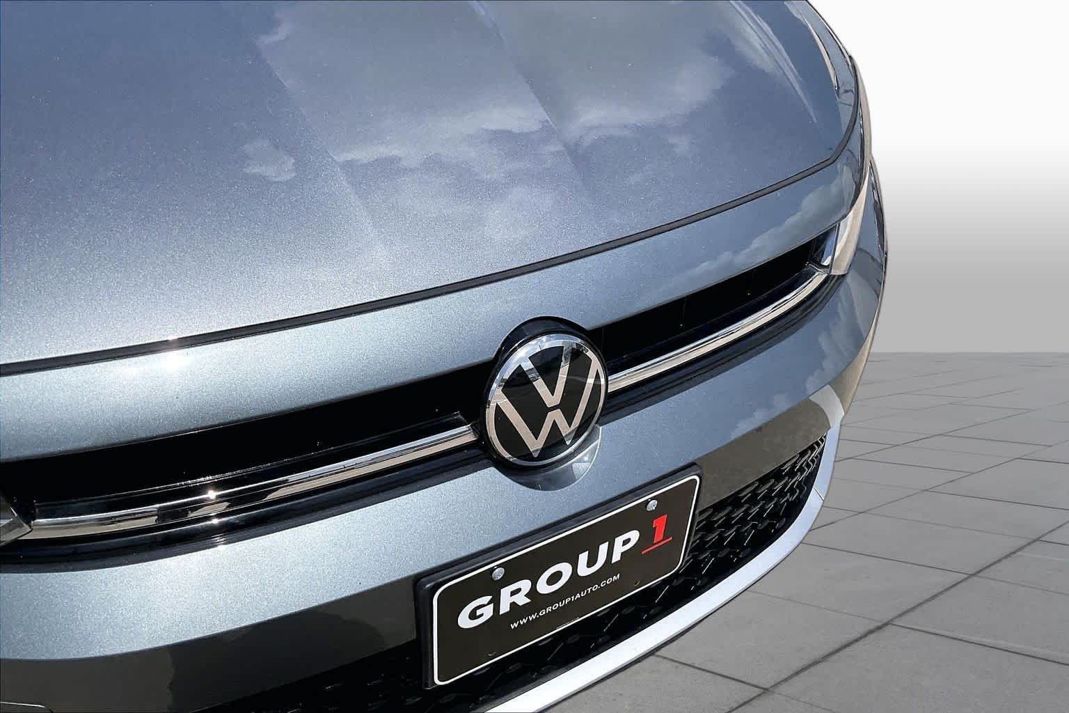 Used 2025 Platinum Gray Metallic Volkswagen SE image 30